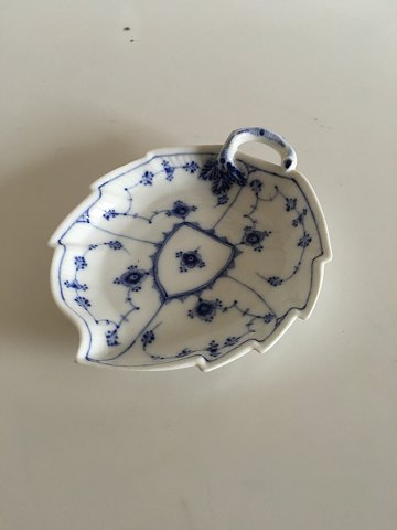Royal Copenhagen Antik Musselmalet Riflet Bladformet Kagefad No 143 fra 1850-1880