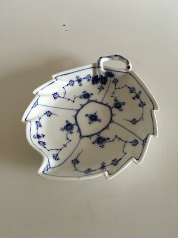 Royal Copenhagen Antik Musselmalet Riflet Bladformet Kagefad No 144 fra 1850-1880