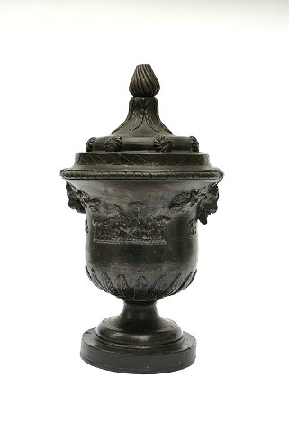 Lågvase af terracotta.
