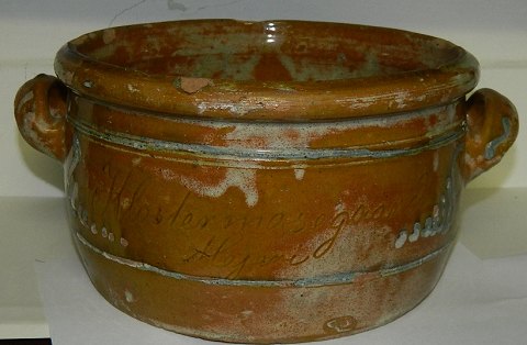 KLOSTERMOSEGAARD MEJERI: Stor smørkrukke i lertøj med hanke fra slutningen af 1800-tallet.