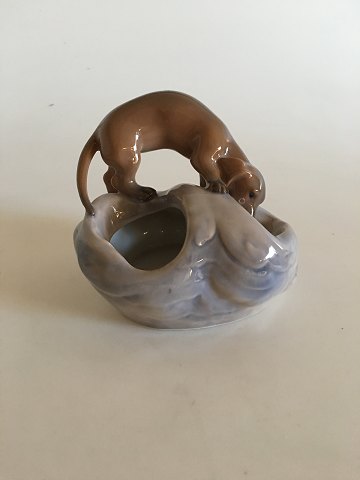 Royal Copenhagen Art Nouveau Hund på høj No 693. Måler 11cm høj, perfekt stand og 1st sortering