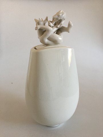 Royal Copenhagen Blanc de Chine Vase med Fan og hund af Johannes Hedegaard No 4362