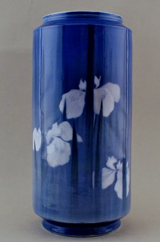 Royal Copenhagen Art Nouveau Unika Vase af Marianne Høst fra December 1890 med Iris No 2319