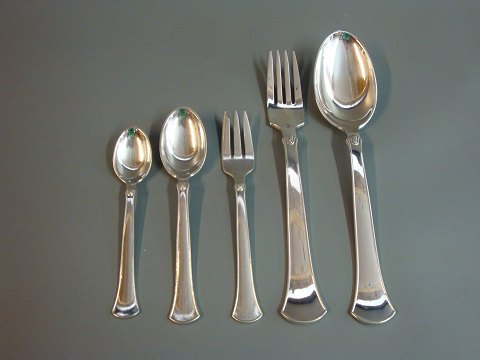 Hans Hansen  Arvesølv, nr  5.  Forskellige dele på lager i øjeblikket.  5000m2 udstilling.