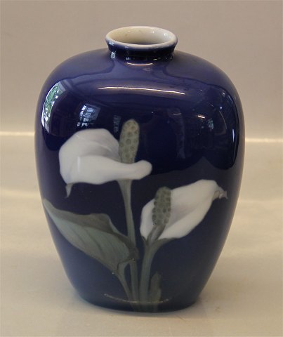 Kongelig Dansk 971-134 D Kgl. Hvid blomst på dyb blå baggrund 17,5 cm