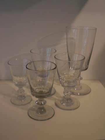 Samling på 5 Wellingtonglas med konisk kumme. Sælges enkeltvis. Der er kun 1 
hedvinsglas tilbage.
