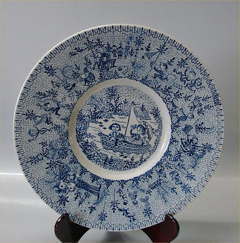 Bjoern Wiinblad Nymoelle Denmark Nymoelle Denmark Fajance DEK 83 Family in sailboat 26 cm