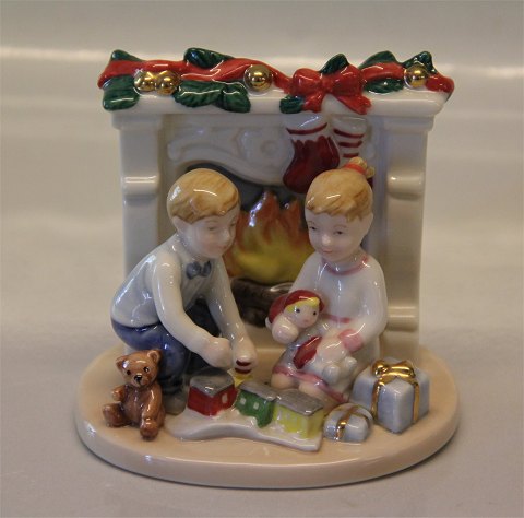 Royal Copenhagen figurine 411 RC Christmas morning - children with their gifts ca 8.5 x 8.5 cm