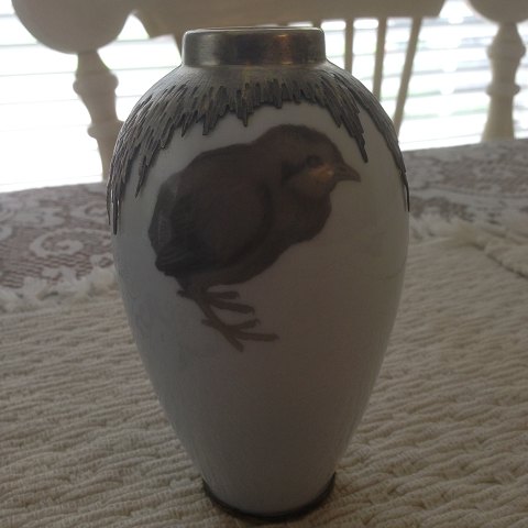 Royal Copenhagen Art Nouveau Vase Sølv Monteret motiv af Kylling og iris fra 1904