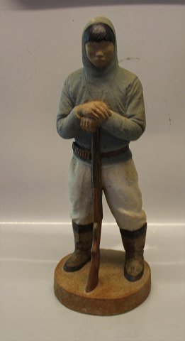 Dansk Stentøj  B&G Inuit -Grønlandsk fanger med jagtgevær 44 cm Eigil Knuth 1967 #338 of 500