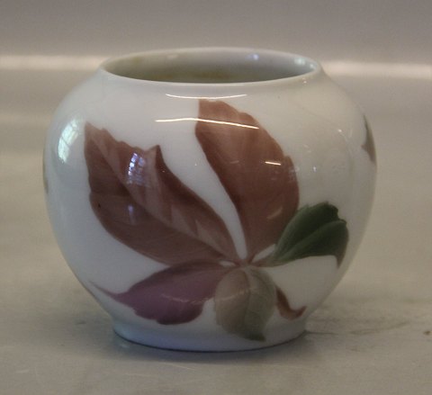 Bing & Grøndahl B&G 1442-70 Art Nouveau Vase med efterårs blad 7 x 9 cm Signeret G - for Fanny Gaarde ?