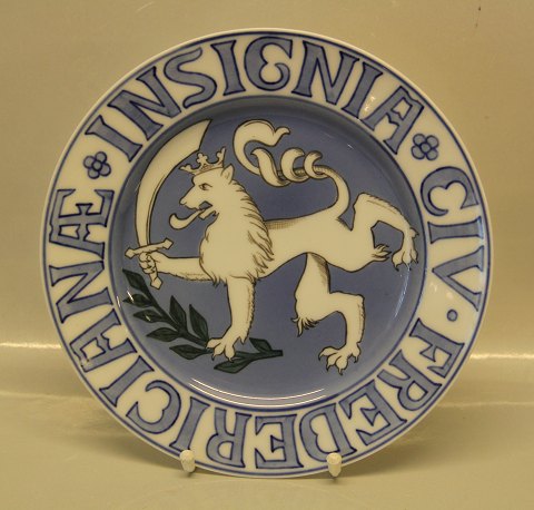 Bing & Grøndahl B&G CIV FREDERICIANÆ INSIGNIA Byvåben Fredericia: 23.8 cm 374 Signeret FG Fanny Gaarde