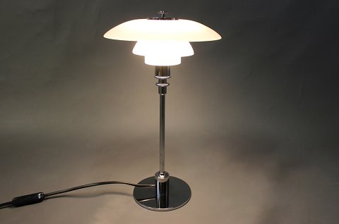 PH 2/1 tablelamp by Poul Henningsen and Louis Poulsen.
5000m2 showroom.
Great condition
