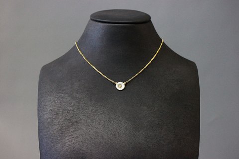 Georg Jensen DAISY vedhæng med kæde i forgyldt 925 sterling sølv.
5000m2 udstilling.