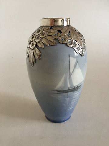 Royal Copenhagen Art Nouveau Vase No 47E med Skibsmotiv og A. Michelsen Sterling Sølv Montering