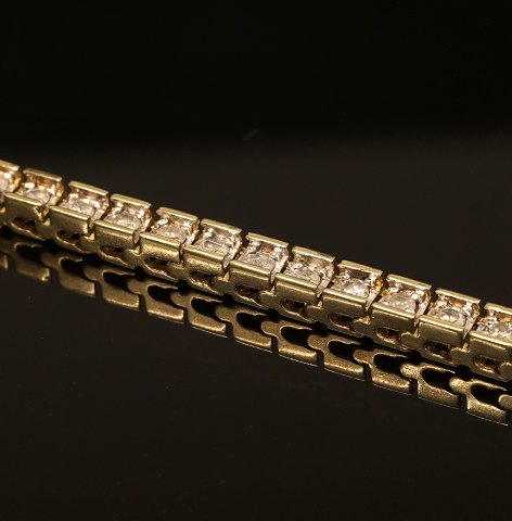 Tennis wristband, 10ct gold with 61 diamonds, each 
around 0,03Ct
In total 1,83Ct