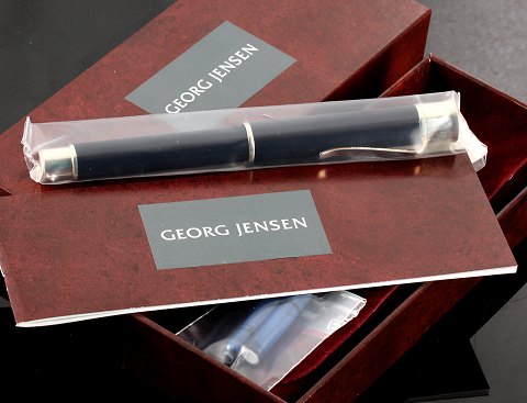 Georg Jensen. Fyldepen af sterlingsølv, med Blå kinalak, pennespids af 18K. Mellem Spids.