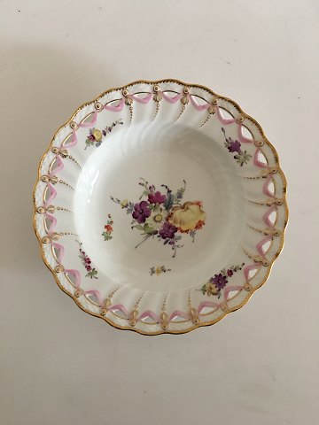 Royal Copenhagen Fuld Saksisk Blomst Dyb Tallerken med Gennembrudt Blondekant 
fra 1860-1890