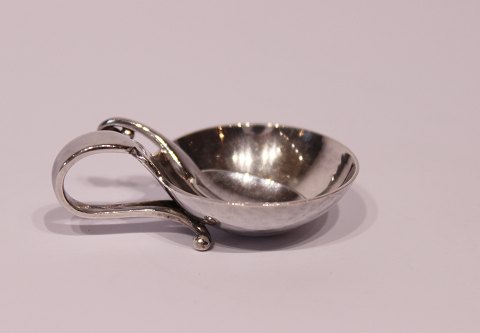 Sæt af saltkar og salt ske, nr.: 110, i 925 sterling sølv af Georg Jensen.
5000m2 udstilling.
