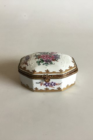 Fransk porcelænsæske med forgyldt bronzemontering og håndmalede blomster, ca. år 1900