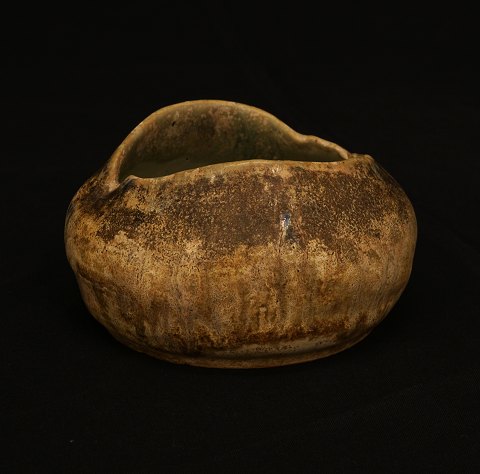 Karin Blom, 1881-1951, for Royal Copenhagen: Lille 
skål i keramik dekoreret med glasur i brune 
nuancer. Unikaarbejde. Signeret og dateret 
21/5-1917