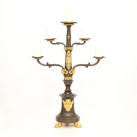 Grosser Bodenlecuhter für fünf Kerzen. Patinierte 
und vergoldete Bronze. Frankreich um 1850. H: 
95cm. B: 66cm