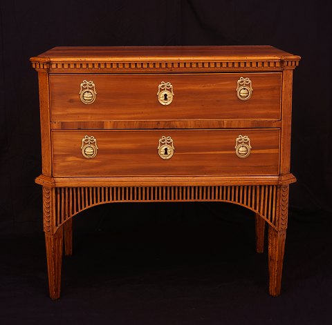 A 18th century Louis XVI-Chest of drawers. Altona, 
Northgermany, circa 1780. H: 79,5cm. Plate: 
51x84cm