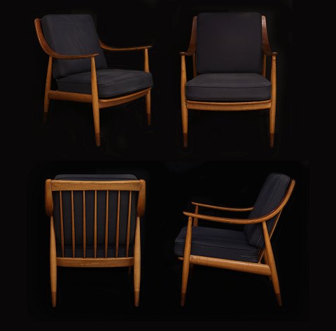 Hvidt & Mølgaard: A pair of lounge chairs produced 
by France and Daverkosen circa 1953. Beech and 
teak