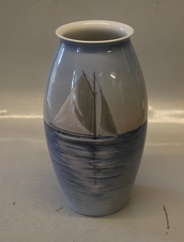 B&G Porcelain B&G 8554-245 Marine Vase with sailboat 24 cm