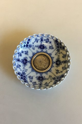 Royal Copenhagen Musselmalet Helblonde Lysmanchet med monteret med 2-Kronemønt med Frederik VIII, 1912. No 1009