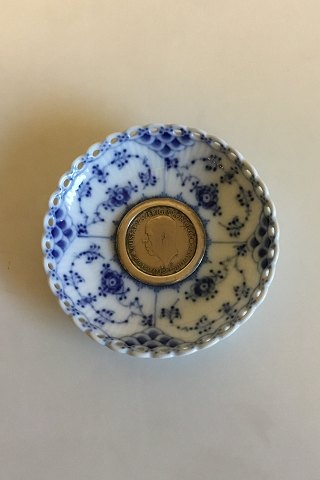 Royal Copenhagen Musselmalet Helblonde Lysmanchet med monteret med 2-Kronemønt med den Svenske Kon Gustaf V, 1947. No 1009