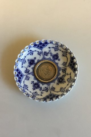 Royal Copenhagen Musselmalet Helblonde Lysmanchet med monteret med 2-Kronemønt med Christian X og Dronning Alexandrine, 1923. No 1009