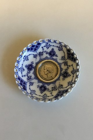 Royal Copenhagen Musselmalet Helblonde Lysmanchet med monteret med 2-Kronemønt med Prinsesse Margrethe, 1958. No 1009