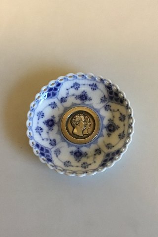 Royal Copenhagen Blue Fluted Full Lace Candle Drip Cup with 2-Crown coin with Christian VIII og Caroline Amalie, 1860. No 1009