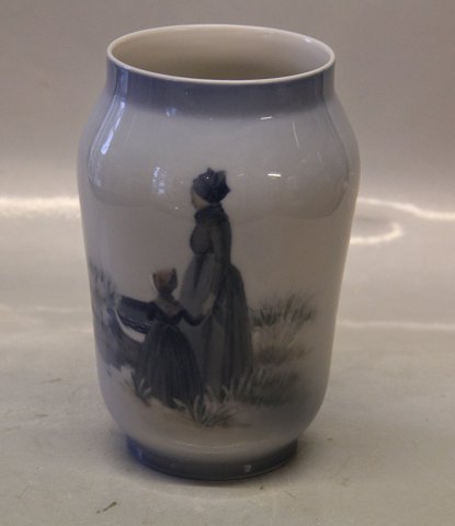 Royal Copenhagen 4547 RC Vase  with Fanoe Girls in national dresses looking for the sailors at the sea  17 cm