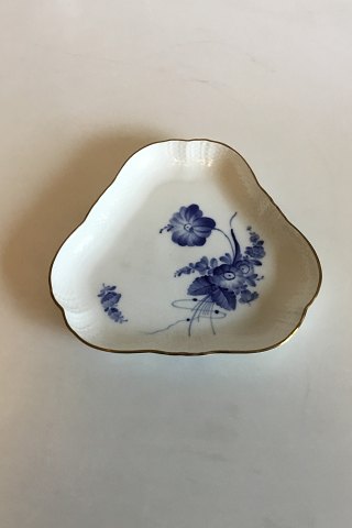 Royal Copenhagen Blå Blomst Svejfet med Guld Trekantet Kagefad No. 1526