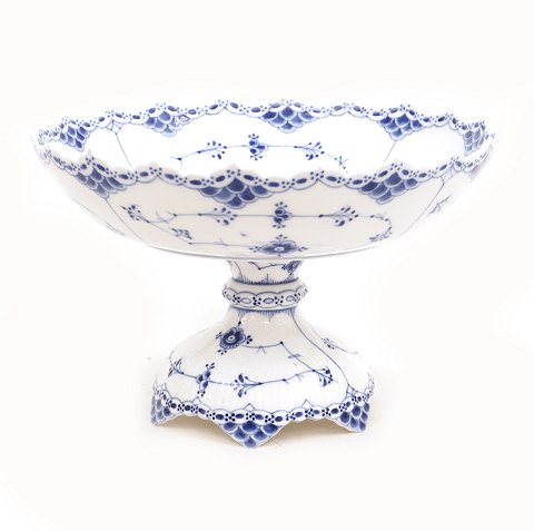 Royal Copenhagen: Cake plate blue fluted full 
lace.
#1/634.
H: 17cm. D: 22cm