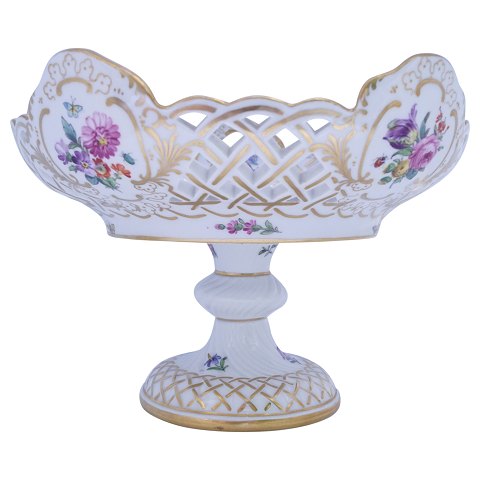 Royal Copenhagen, Fuld Saksisk Blomst; Opsats af porcelæn #1529 med gennembrudt kant