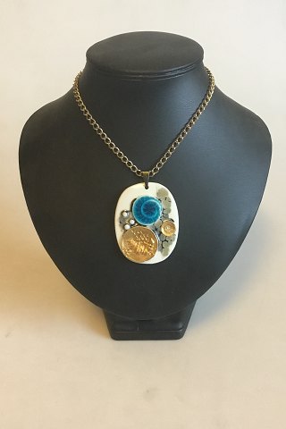 Royal Copenhagen Vedhæng af porcelæn designet af Nils Thorson. Sterling sølv af Anton Michelsen