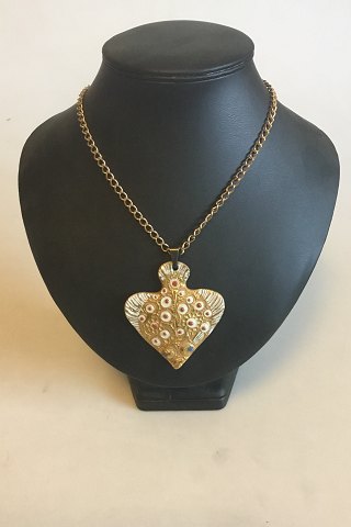 Royal Copenhagen Vedhæng af porcelæn udformet og dekoreret som rødspætte. Designet af Nils Thorson. Sterling sølv af Anton Michelsen