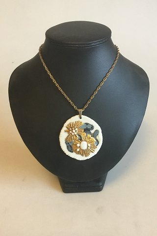 Royal Copenhagen Vedhæng a fporcelæn med gulddekoration. Designet af Nils Thorson. Sterling sølv af Anton Michelsen