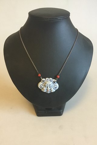 Royal Copenhagen Vedhæng af porcelæn designet af Arje Griegst. Sterling sølv af Anton Michelsen