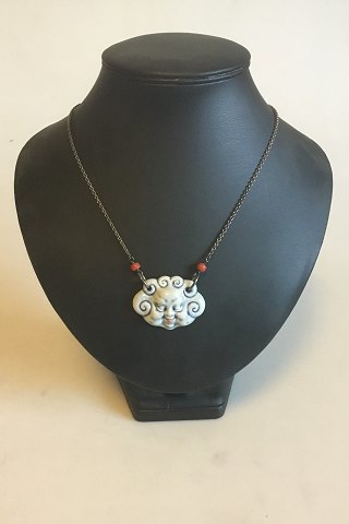 Royal Copenhagen Vedhæng af porcelæn designet af Arje Griegst. Sterling sølv af Anton Michelsen