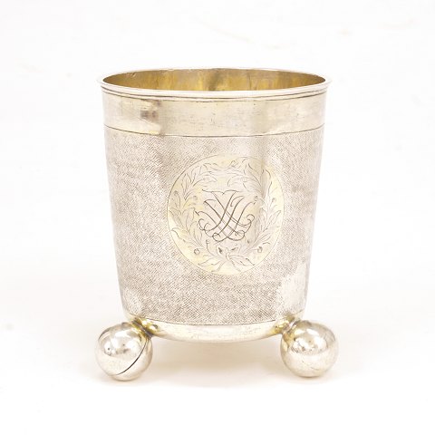 Nicolai Iunge, 1715-43, København: Stort 
nålepunslet barokbæger i sølv, delvist forgyldt, 
på kuglefødder. Dateret 1717. H: 11,5cm. V: 169gr