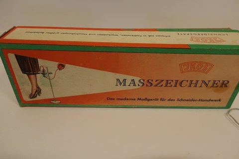 Måle-/Tegneredskab til skrædderen eller sypigen
Rigtig praktisk ved oplægning af tøj
I original æske inkl. brugsanvisning