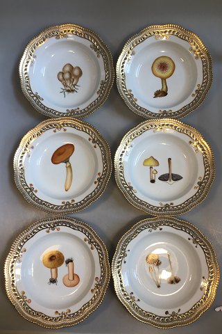 Royal Copenhagen Flora Danica Dyb Tallerken med gennembrudt kant No 634 (20/3547)