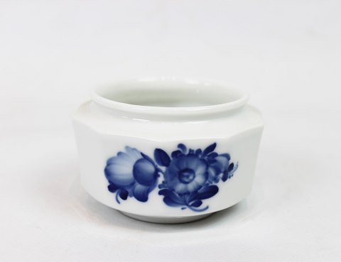 Lille skål, nr.: 8617, i Blå Blomst Kantet af Royal Copenhagen.
5000m2 udstilling.