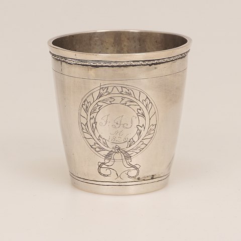 A small early 19th century silver cup by Søren 
Christensen, Varde, Denmark. H: 6,5cm. W: 74gr