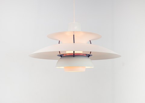PH5 lampe designet af Poul Henningsen i 1958 og fremstillet af Louis Poulsen.
