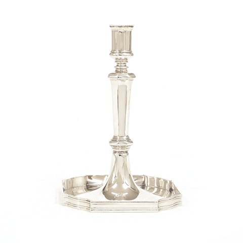 Lysestage i sterlingsølv på ottekantet fod af 
Preben Salomonsen, 1964-2009. Kraftig kvalitet. H: 
19,8cm. V: 376gr